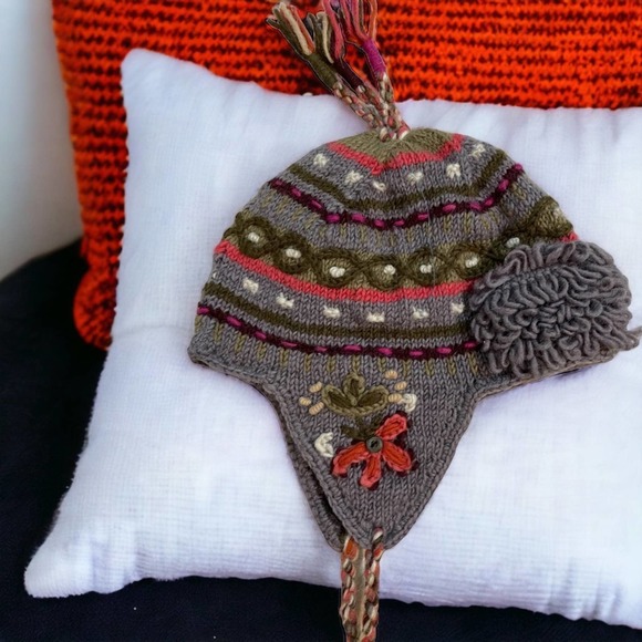 newari Accessories - Cozy Wool Women's Hat with Pom Pom